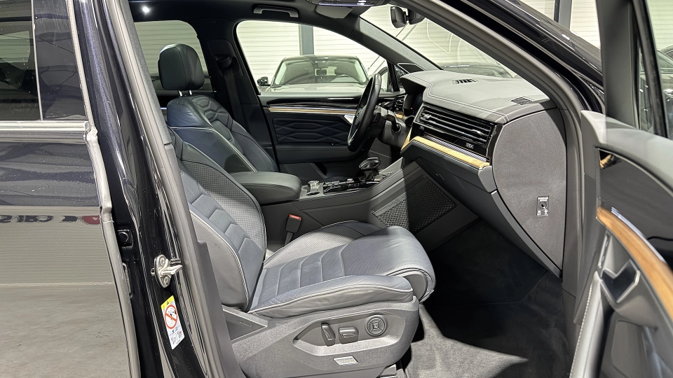 VW Touareg Matrix Scaune Ventilate Panoramic DynAudio ACC Keyless - imaginea 20