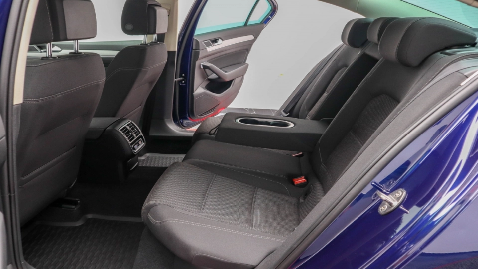 Volkswagen Passat R-Line 2.0 TDI DSG LED ACC Cockpit Navigatie Camera - imaginea 23