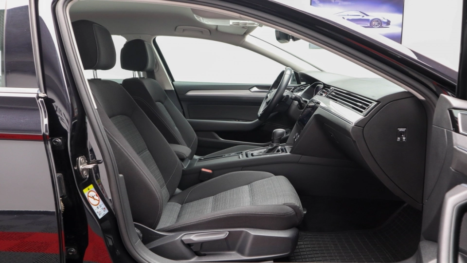 VW Passat Facelift 2.0 TDI DSG IQ Light Parktronic ACC VirtualCockpit - imaginea 24