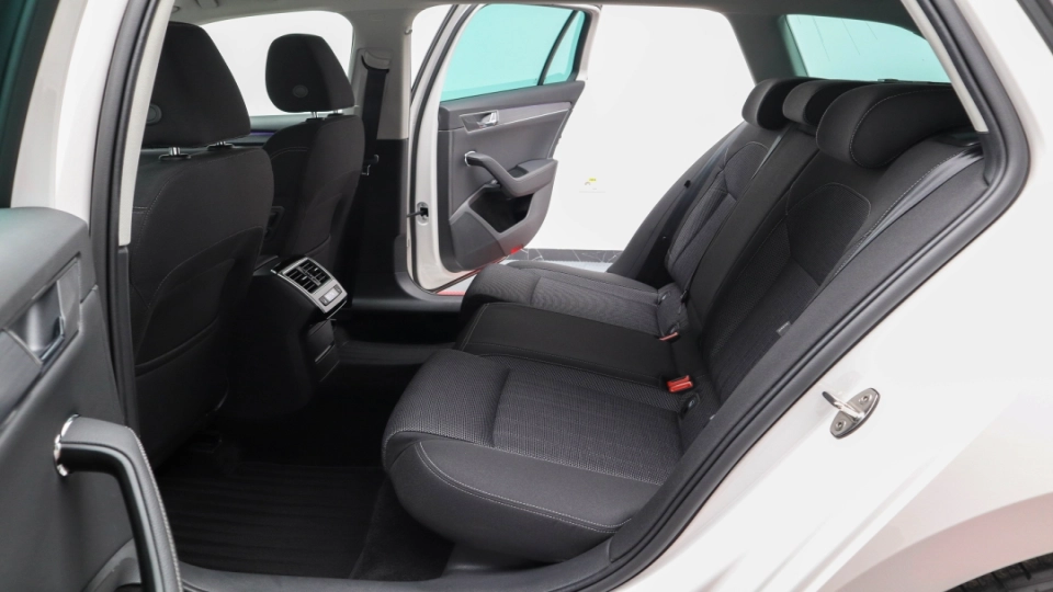 Skoda Superb PlugIn Hybrid DSG MatrixLED ACC KeylessGo Cockpit - imaginea 32