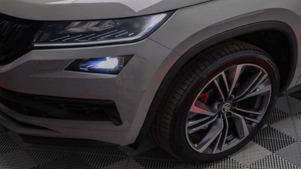 Skoda Kodiaq VRS 4x4 2.0 BiTDI 240cp Cockpit Canton DCC Camera spate - imaginea 10