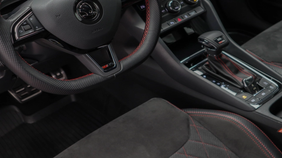 Skoda Kodiaq VRS 4x4 2.0 BiTDI 240cp Cockpit Canton DCC Camera spate - imaginea 27