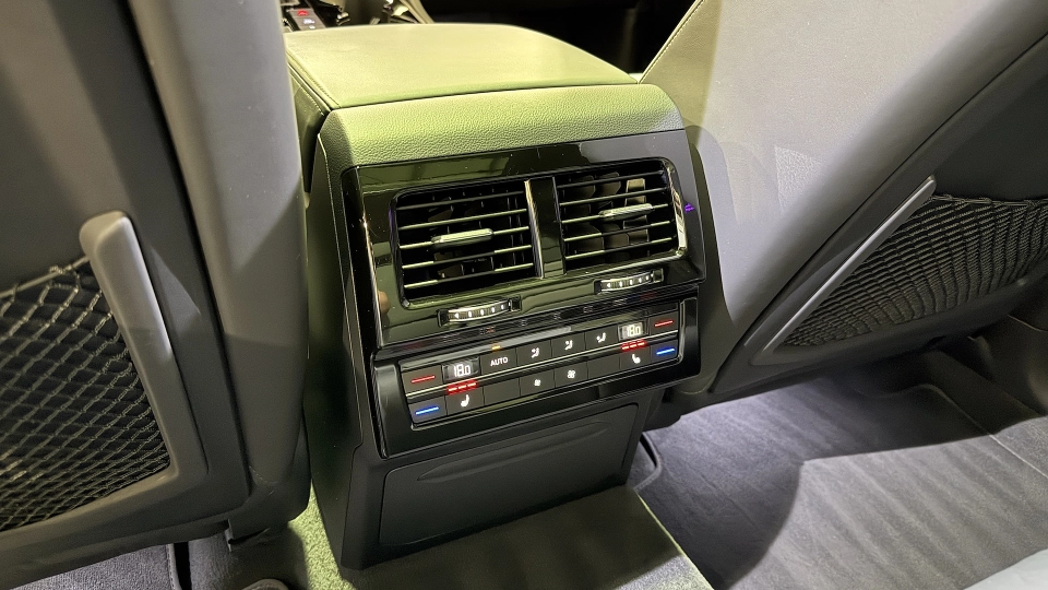 VW Touareg eHybrid Ventilatie Panoramic IQ Light Keyless Carlig 360 - imaginea 37