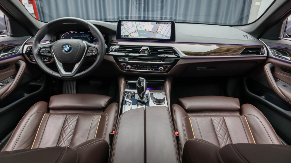 BMW Seria 530e Luxury Line Trapa Keyless Go/Entry PieleMaro Cockpit - imaginea 30