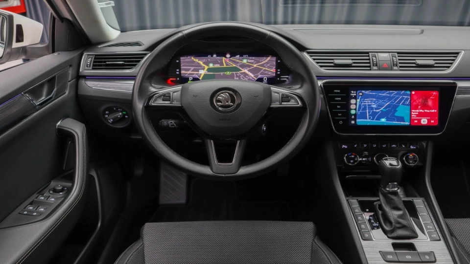 Skoda Superb PlugIn Hybrid DSG MatrixLED ACC KeylessGo Cockpit - imaginea 26