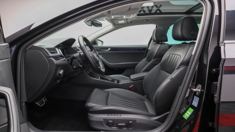 Skoda Superb Combi PlugIn DSG Laurin&Klement Matrix Ambientale - imaginea 20