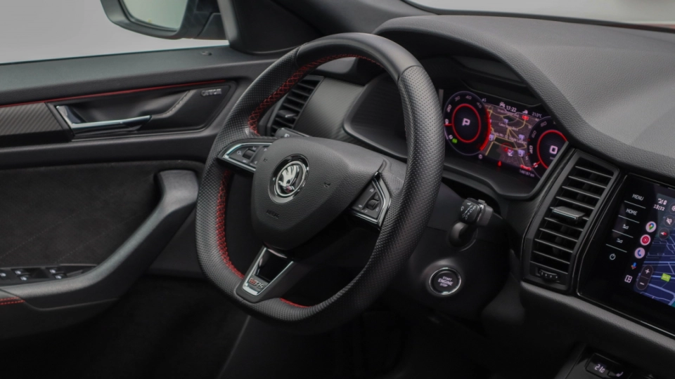 Skoda Kodiaq VRS 4x4 2.0 BiTDI 240cp Cockpit Canton DCC Camera spate - imaginea 35