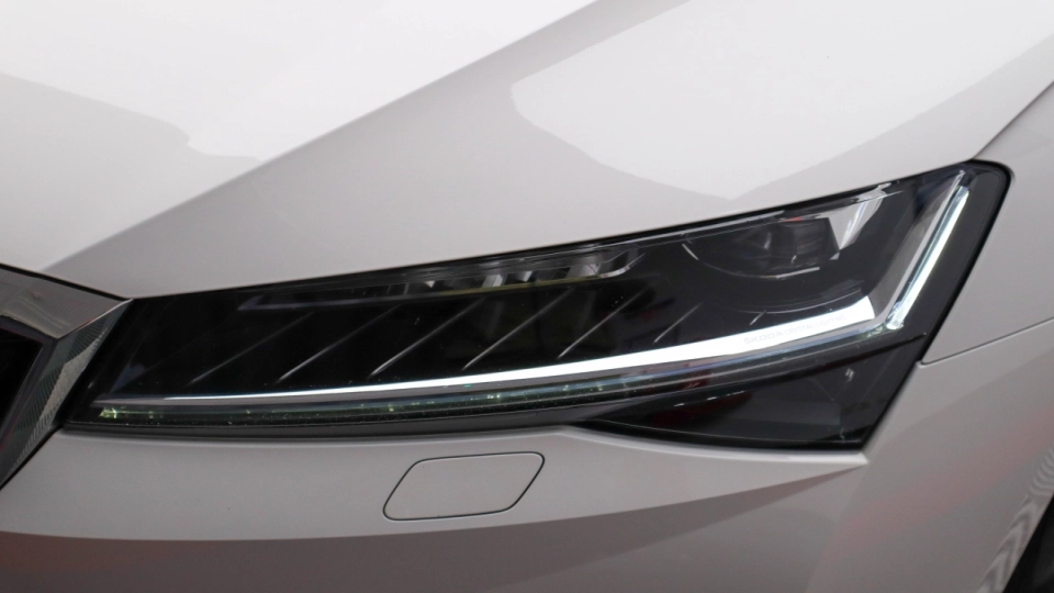 Skoda Superb PlugIn Hybrid DSG MatrixLED ACC KeylessGo Cockpit - imaginea 16