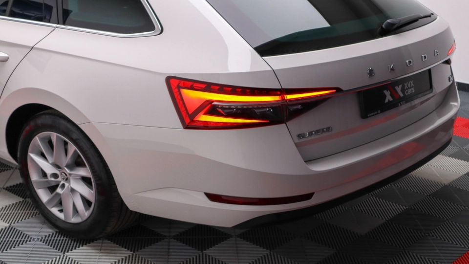 Skoda Superb PlugIn Hybrid DSG MatrixLED ACC KeylessGo Cockpit - imaginea 20