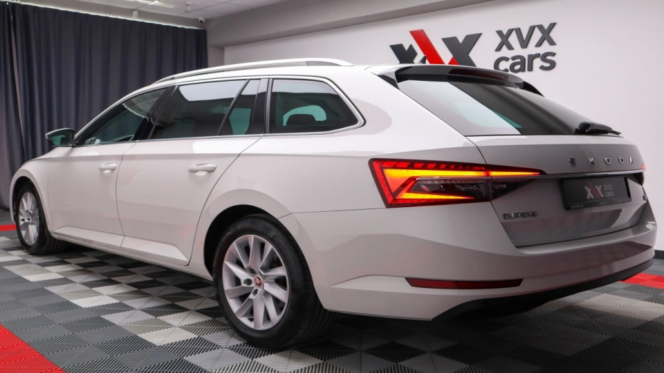 Skoda Superb PlugIn Hybrid DSG MatrixLED ACC KeylessGo Cockpit - imaginea 17