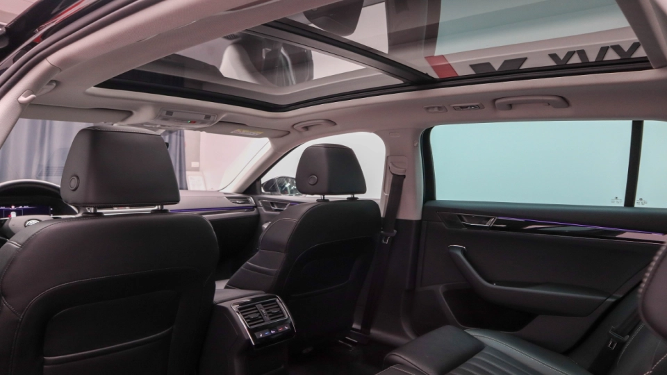 Skoda Superb Combi PlugIn DSG Laurin&Klement Matrix Ambientale - imaginea 24