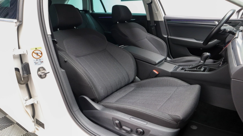 Skoda Superb PlugIn Hybrid DSG MatrixLED ACC KeylessGo Cockpit - imaginea 8