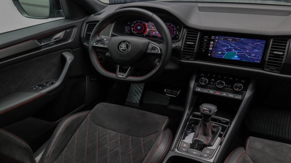 Skoda Kodiaq VRS 4x4 2.0 BiTDI 240cp Cockpit Canton DCC Camera spate - imaginea 28