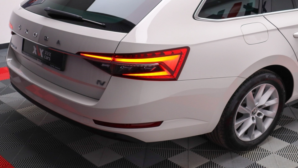 Skoda Superb PlugIn Hybrid DSG MatrixLED ACC KeylessGo Cockpit - imaginea 22