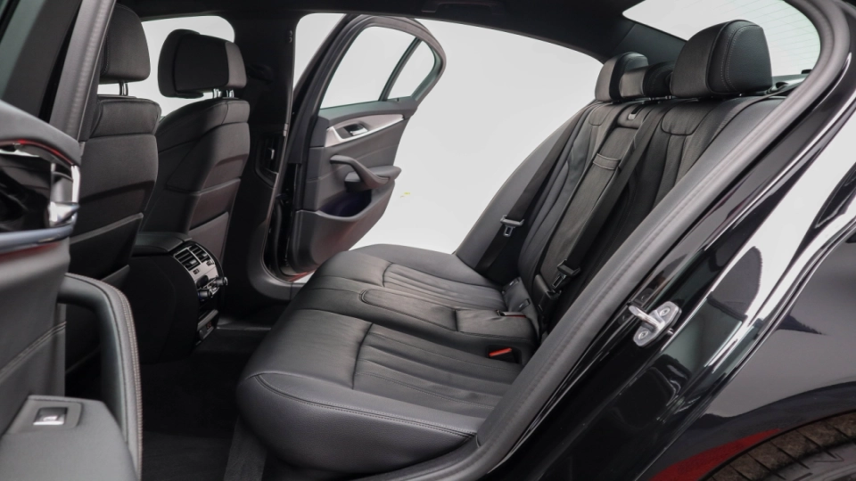 BMW 530e Assisted Driving Interior Confort Ventilatie Faruri Laser - imaginea 24