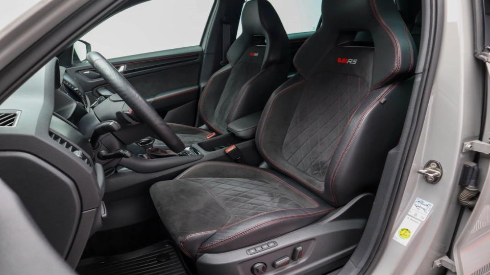 Skoda Kodiaq VRS 4x4 2.0 BiTDI 240cp Cockpit Canton DCC Camera spate - imaginea 22