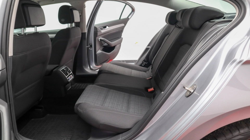 VW Passat Facelift 2.0 TDI DSG IQ Light Parktronic ACC VirtualCockpit  - imaginea 21