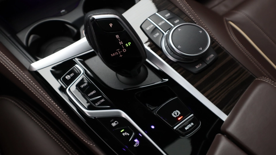 BMW Seria 530e Luxury Line Trapa Keyless Go/Entry PieleMaro Cockpit - imaginea 33