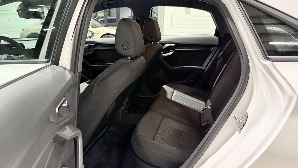 Audi A3 35 TFSI Manual Senzori spate - imaginea 24