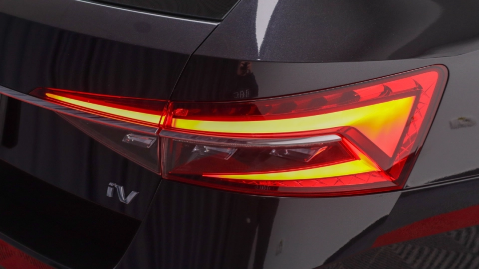 Skoda Superb Combi PlugIn DSG Laurin&Klement Matrix Ambientale - imaginea 17
