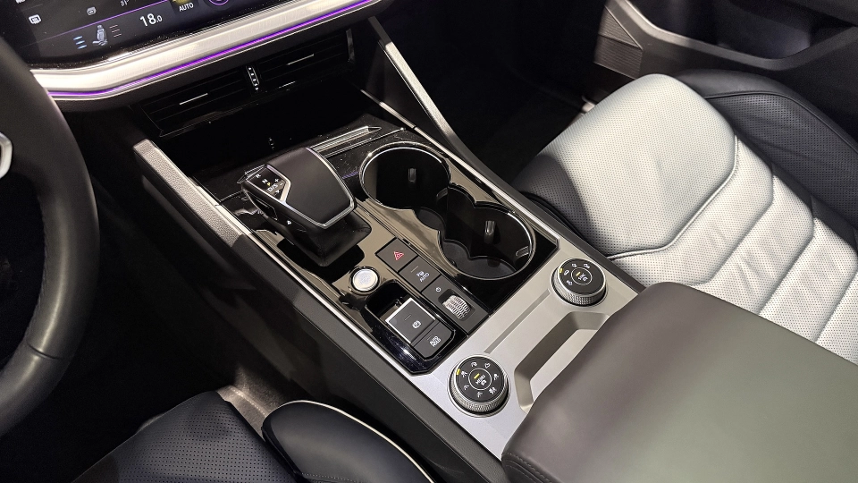VW Touareg eHybrid Ventilatie Panoramic IQ Light Keyless Carlig 360 - imaginea 19