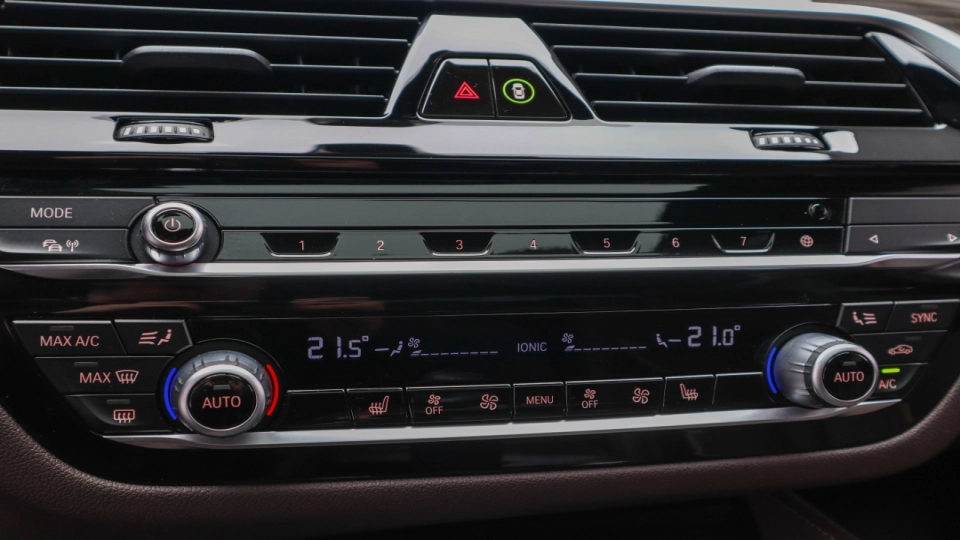 BMW Seria 530e Luxury Line Trapa Keyless Go/Entry PieleMaro Cockpit - imaginea 32
