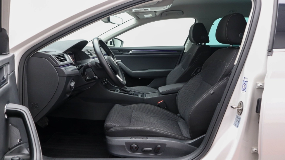 Skoda Superb PlugIn Hybrid DSG MatrixLED ACC KeylessGo Cockpit - imaginea 30