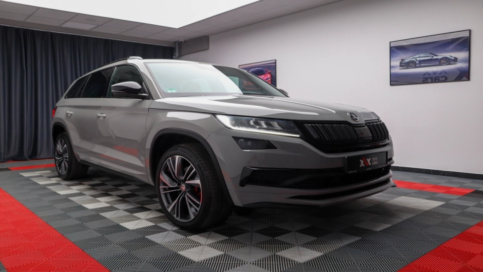 Skoda Kodiaq VRS 4x4 2.0 BiTDI 240cp Cockpit Canton DCC Camera spate - imaginea 3