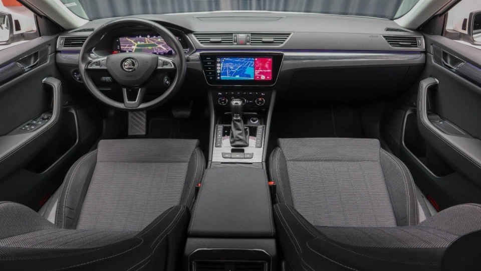 Skoda Superb PlugIn Hybrid DSG MatrixLED ACC KeylessGo Cockpit - imaginea 24