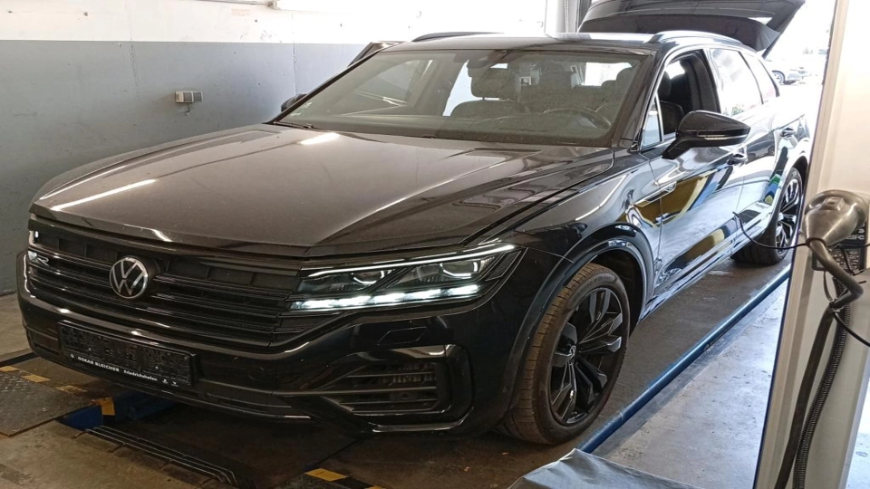 Volkswagen Touareg R 462cai Panoramic IQ Light ACC Keyless HeadUp - imaginea 1