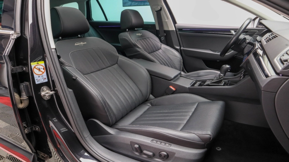 Skoda Superb Combi PlugIn DSG Laurin&Klement Matrix Ambientale - imaginea 28