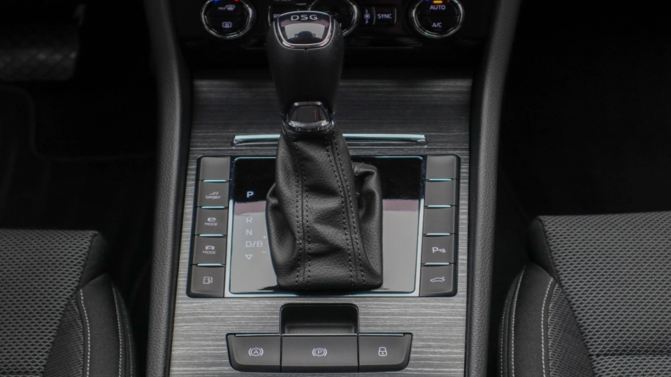 Skoda Superb PlugIn Hybrid DSG MatrixLED ACC KeylessGo Cockpit - imaginea 29