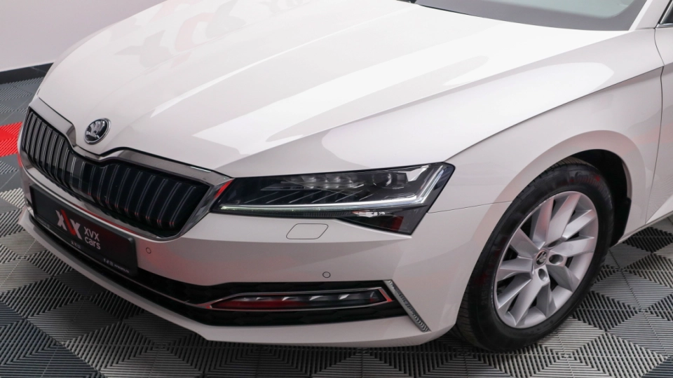 Skoda Superb PlugIn Hybrid DSG MatrixLED ACC KeylessGo Cockpit - imaginea 13