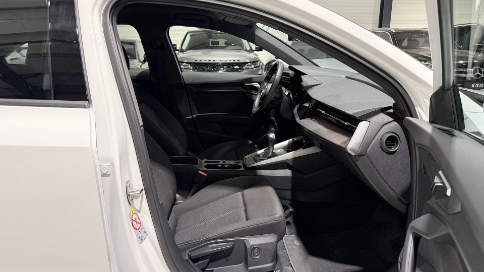 Audi A3 35 TFSI Manual Senzori spate - imaginea 22