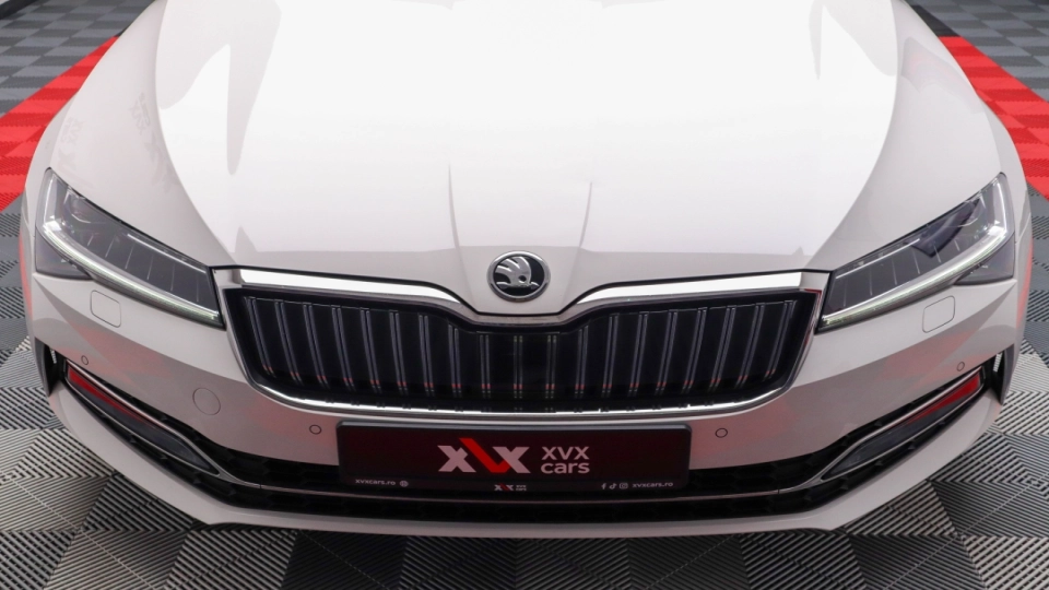 Skoda Superb PlugIn Hybrid DSG MatrixLED ACC KeylessGo Cockpit - imaginea 14