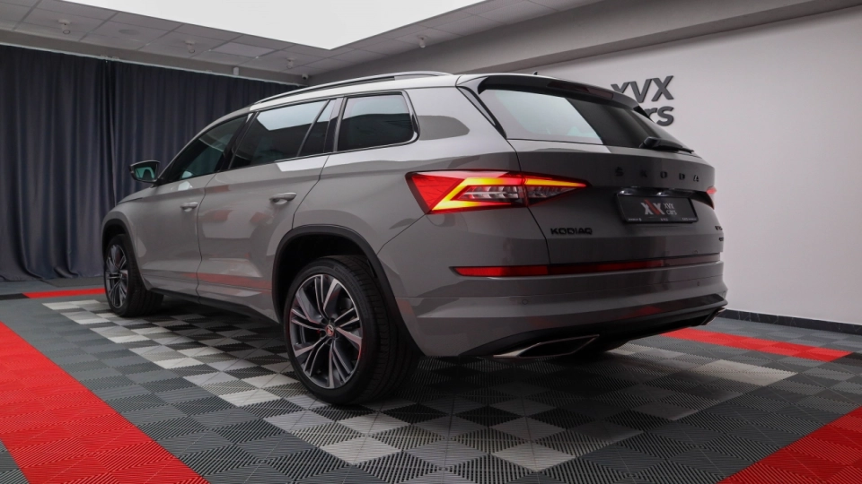 Skoda Kodiaq VRS 4x4 2.0 BiTDI 240cp Cockpit Canton DCC Camera spate - imaginea 11