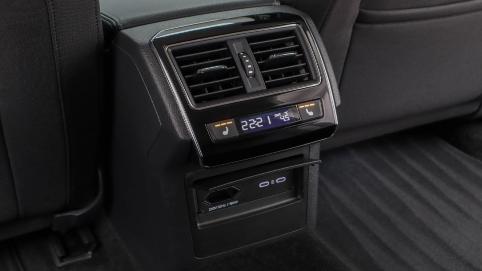Skoda Superb PlugIn Hybrid DSG MatrixLED ACC KeylessGo Cockpit - imaginea 33