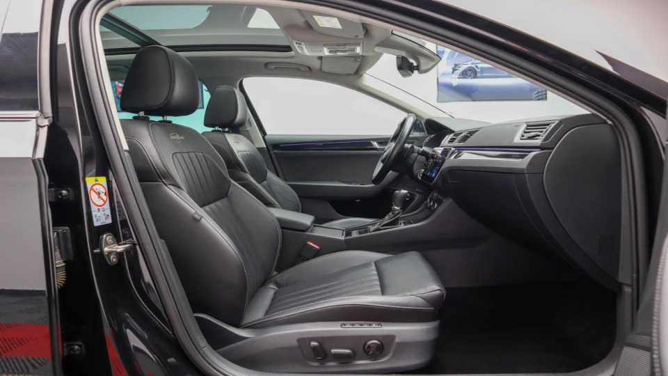 Skoda Superb Combi PlugIn DSG Laurin&Klement Matrix Ambientale - imaginea 23