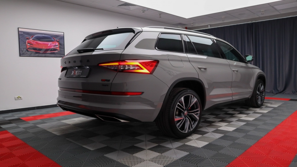 Skoda Kodiaq VRS 4x4 2.0 BiTDI 240cp Cockpit Canton DCC Camera spate - imaginea 13
