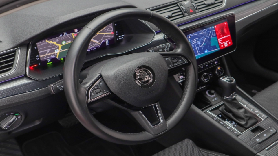 Skoda Superb PlugIn Hybrid DSG MatrixLED ACC KeylessGo Cockpit - imaginea 23
