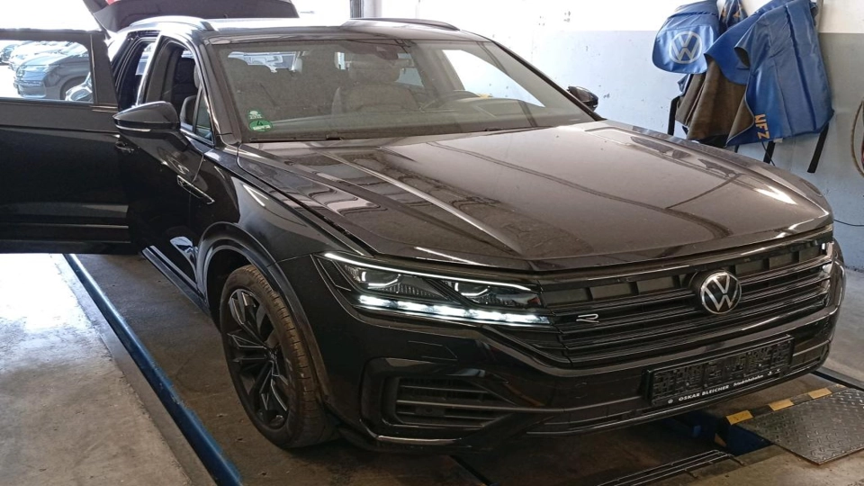 Volkswagen Touareg R 462cai Panoramic IQ Light ACC Keyless HeadUp - imaginea 2