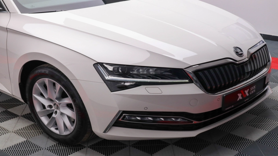 Skoda Superb PlugIn Hybrid DSG MatrixLED ACC KeylessGo Cockpit - imaginea 15