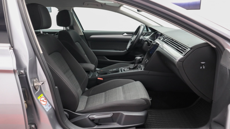 VW Passat Facelift 2.0 TDI DSG IQ Light Parktronic ACC VirtualCockpit  - imaginea 23