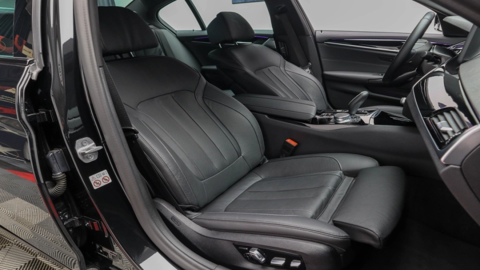 BMW 530e Assisted Driving Interior Confort Ventilatie Faruri Laser - imaginea 29