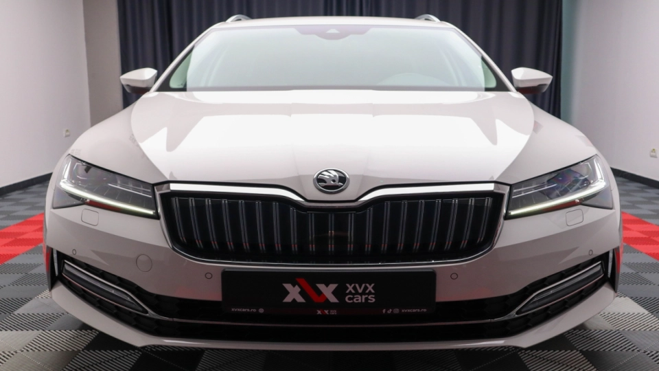 Skoda Superb PlugIn Hybrid DSG MatrixLED ACC KeylessGo Cockpit - imaginea 10