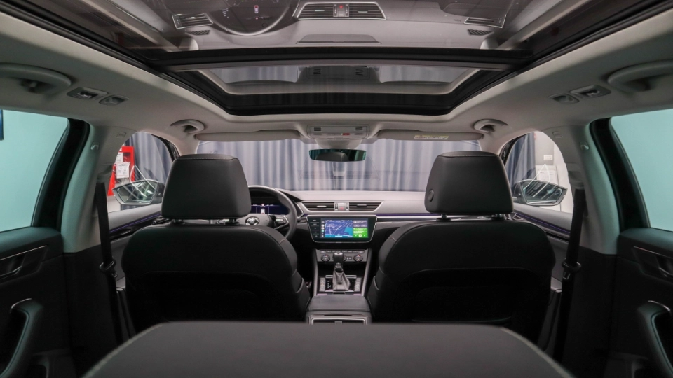 Skoda Superb Combi PlugIn DSG Laurin&Klement Matrix Ambientale - imaginea 8