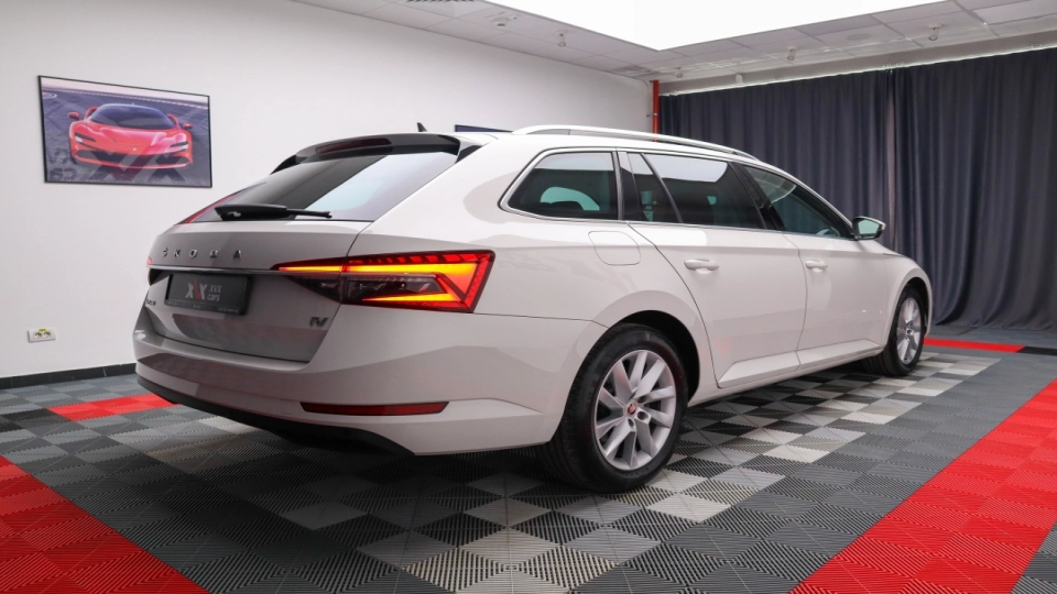 Skoda Superb PlugIn Hybrid DSG MatrixLED ACC KeylessGo Cockpit - imaginea 6