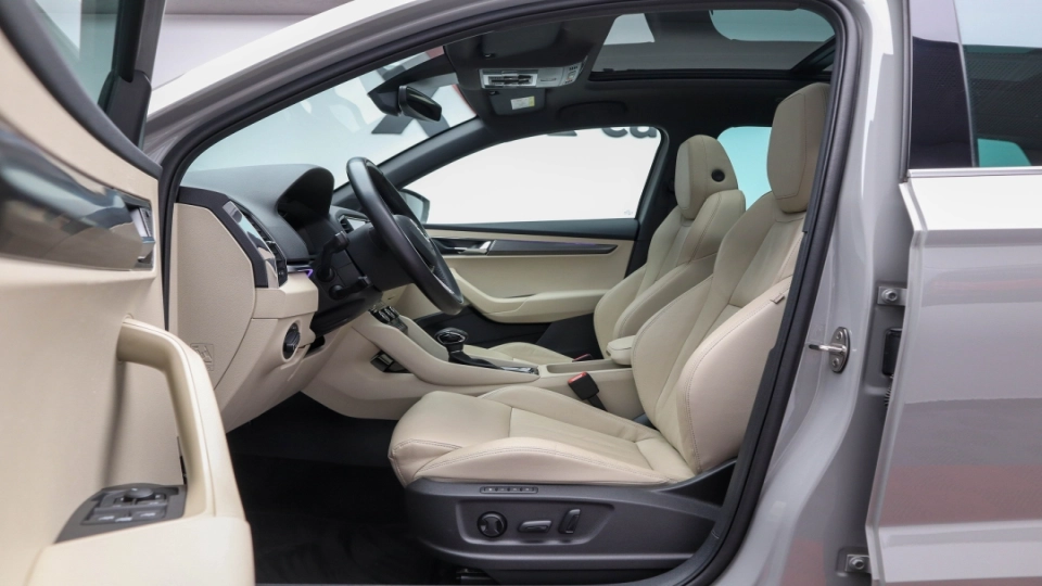 Skoda Karoq 1.5 TSI DSG Panoramic PieleCrem SideAss LED Ambientale - imaginea 23