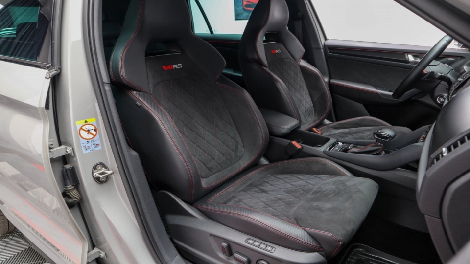 Skoda Kodiaq VRS 4x4 2.0 BiTDI 240cp Cockpit Canton DCC Camera spate - imaginea 24