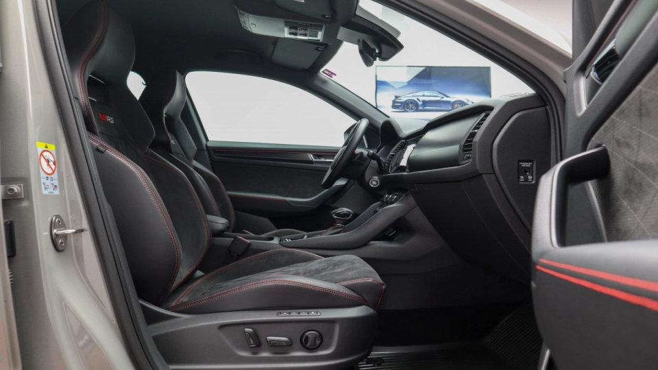Skoda Kodiaq VRS 4x4 2.0 BiTDI 240cp Cockpit Canton DCC Camera spate - imaginea 21